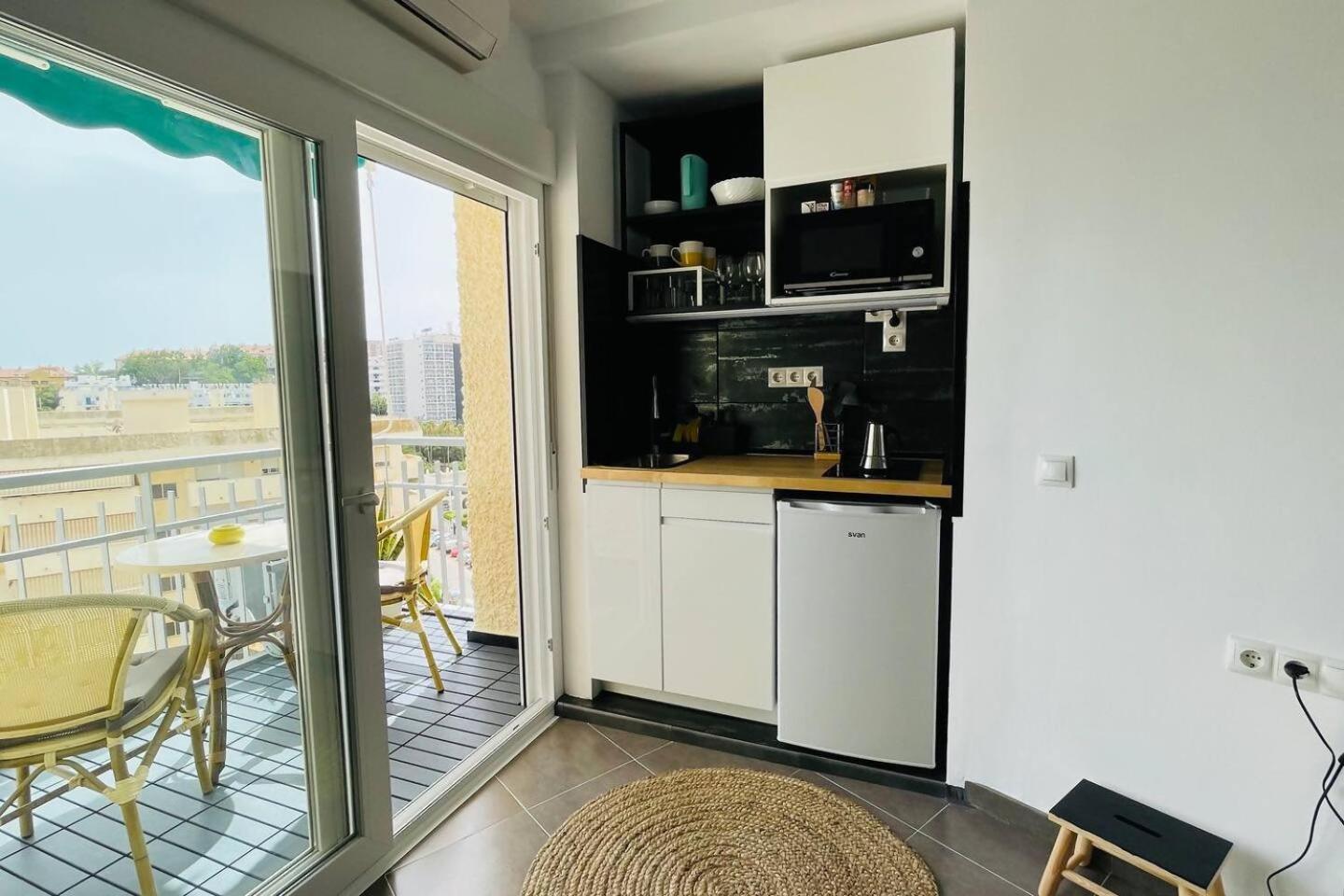 Indigo Tiny Apartment Benalmadena Bagian luar foto